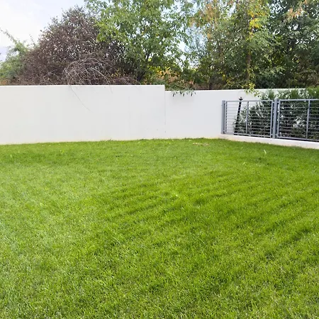 Апартаменты Greenlake Boutique 1bdr With Garden
